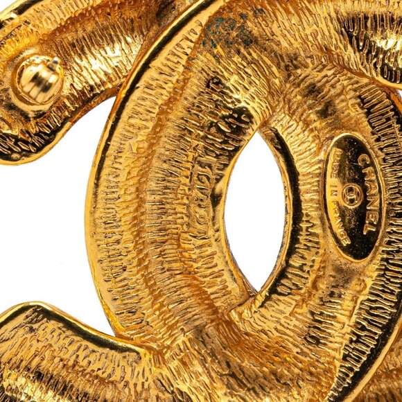 CHANEL Gold Logo Brooch - Picture 5 of 5